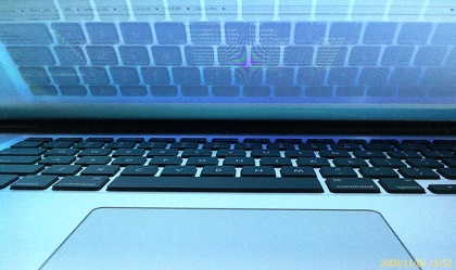 macbookpro17_halfclosed